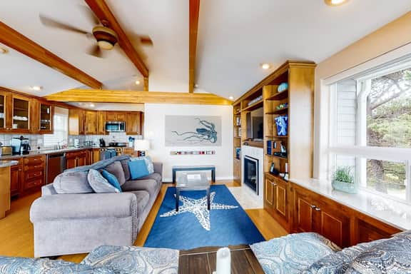 Perfect oceanfront beach getaway with amazing views walk to the beach