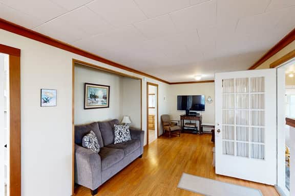 Vintage Style Home with Easy Beach Access Dog friendly