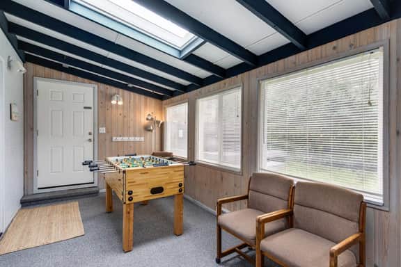 Cheerful home with ocean views private hot tub and gas grill walk to the beach