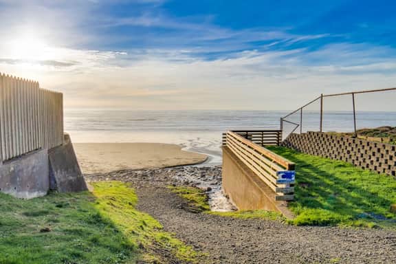 Cheerful home with ocean views private hot tub and gas grill walk to the beach