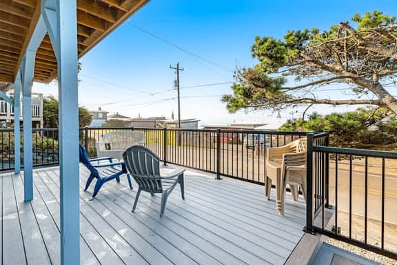 Bright home with stunning ocean views private hot tub and nearby beach access - Image 4