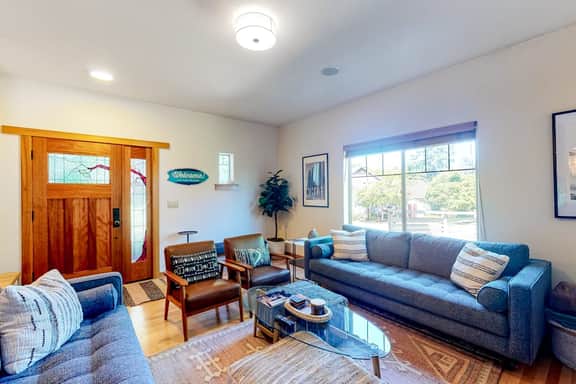Friendly Home with Private Hot Tub High Speed WiFi and Wood Burning Fireplace - Image 5