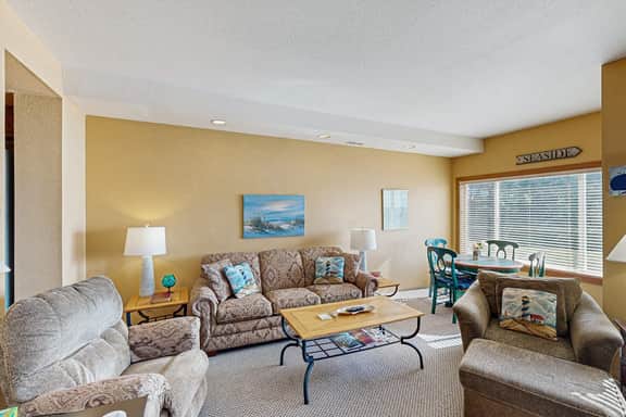 Comfortable ocean view condo with easy access to downtown