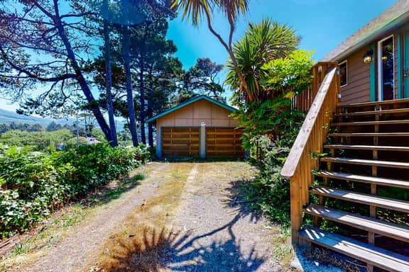 Home near the ocean with beach access washer dryer decks two dogs welcome