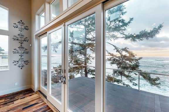 Stunning oceanfront retreat with gourmet kitchen and high speed WiFi dogs welcome