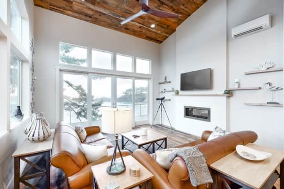 Stunning oceanfront retreat with gourmet kitchen and high speed WiFi dogs welcome