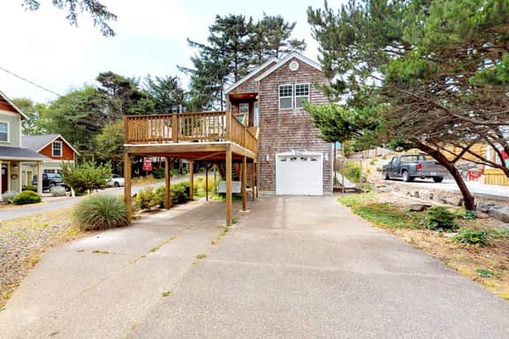 Spacious dog friendly home with WiFi and fireplace near the beach