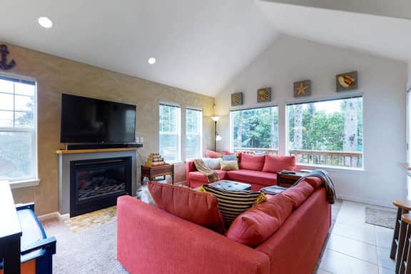 Spacious dog friendly home with WiFi and fireplace near the beach