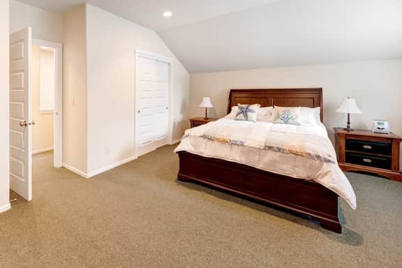 Dog friendly home with enclosed yard game room private hot tub near the beach