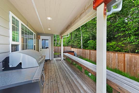 Dog friendly home with enclosed yard game room private hot tub near the beach - Image 4
