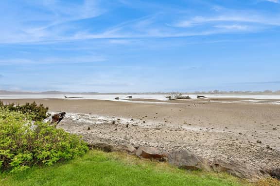 Dog Friendly Bayfront Beauty with a Private Hot Tub Free WiFi and Washer Dryer