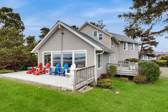Dog Friendly Bayfront Beauty with a Private Hot Tub Free WiFi and Washer Dryer
