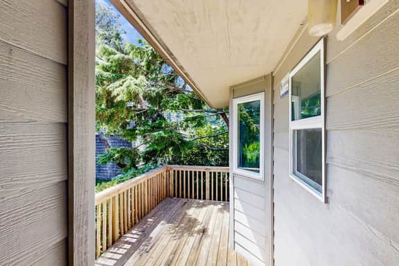Waterfront house with bay and ocean views large deck and quiet location - Image 3