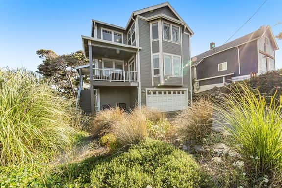 400 Feet to the Beach Gorgeous Home with Hot Tub 2 Decks and 4 Bedroom Suites