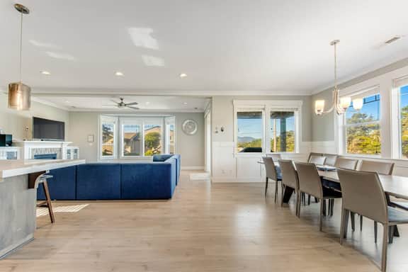 400 Feet to the Beach Gorgeous Home with Hot Tub 2 Decks and 4 Bedroom Suites