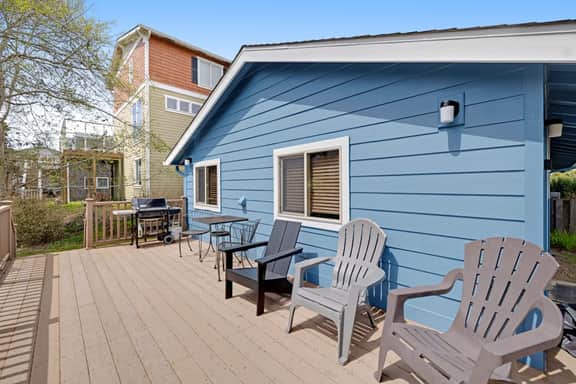 Cozy Dog Friendly Getaway Close to the Beach Includes Deck