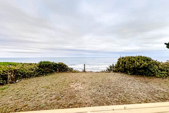 Two Story Dog Friendly Oceanfront Home with Free WiFi and Gas Fireplace