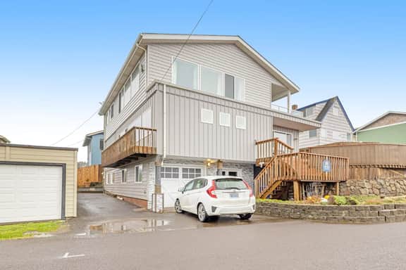Spacious Home with Two Large Decks and Ocean View Great for Groups