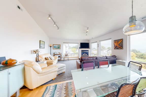 Comfy beach home with ocean views free WiFi private washer dryer and deck - Image 3