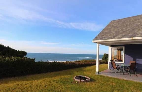 Coastal gem with ocean views easy walk to beach and WiFi