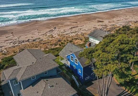 Coastal gem with ocean views easy walk to beach and WiFi