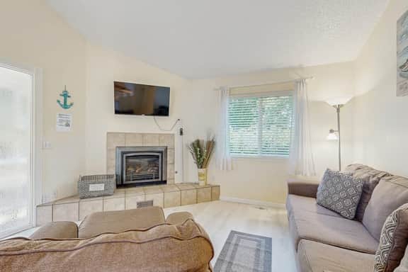 Cozy Dog-Friendly, Family Retreat Near the Beach