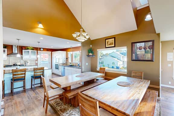 Huge Luxury Home with Game Room and Gourmet Kitchen - Image 2