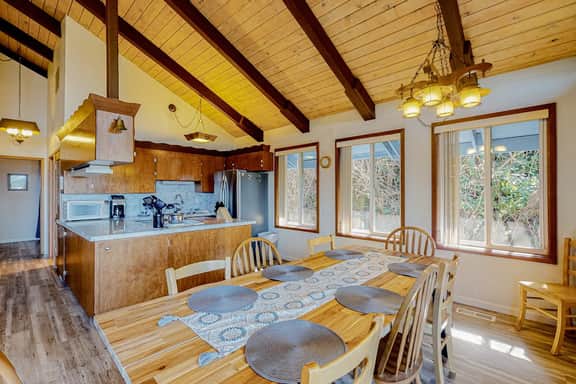 Quaint Dog Friendly Escape Near Town and Beach with Ocean Views and High Speed WiFi