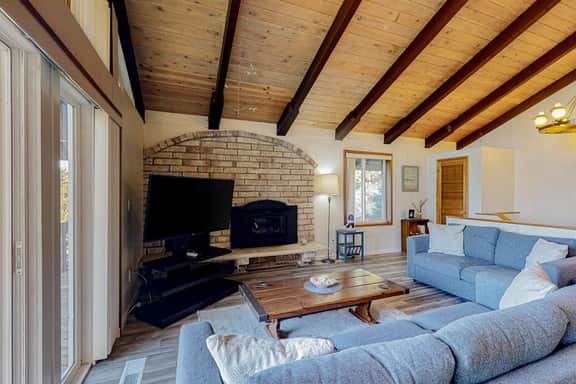 Quaint Dog Friendly Escape Near Town and Beach with Ocean Views and High Speed WiFi