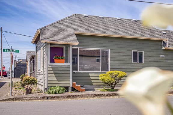 Cozy Dog Friendly Cottage Steps from the Ocean