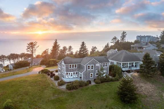 Ocean and Mountain View Home with Private Hot Tub Pool Table Deck Fast WiFi