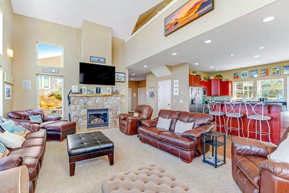 Ocean and Mountain View Home with Private Hot Tub Pool Table Deck Fast WiFi