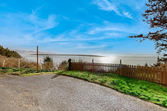 Quaint oceanfront hideaway with open layout fireplace central AC and gas grill