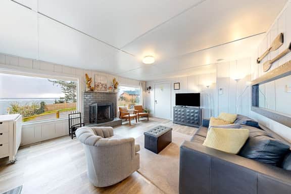 Quaint oceanfront hideaway with open layout fireplace central AC and gas grill