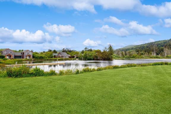 Lakefront end townhouse with kayaks and fishing dock walk to beach dogs welcome