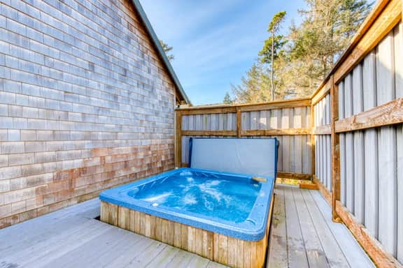 Modern dog friendly house with private hot tub gas fireplace and free WiFi