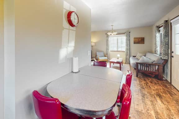 Dog Friendly Cottage with Deck WiFi and Washer Dryer Near Beaches Clamming
