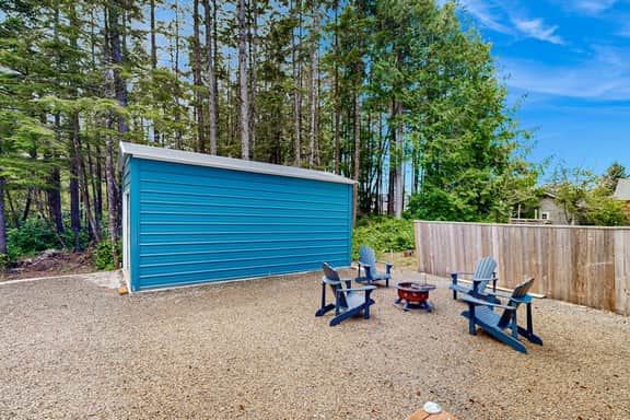 Open concept Home with Deck Fire pit WIFI and Near Trails and Beach
