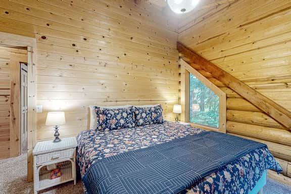 Secluded Forest Lodge steps from the Wilson River
