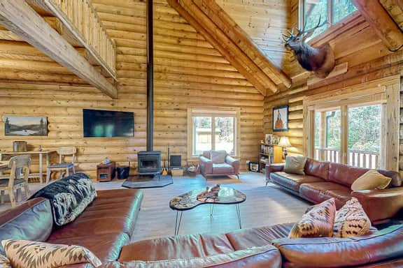 Secluded Forest Lodge steps from the Wilson River