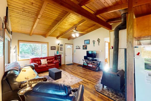 Cozy home in peaceful neighborhood near park beach shops and restaurants