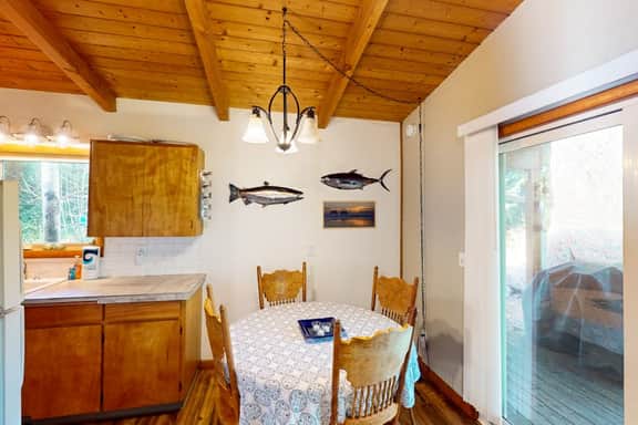 Cozy home in peaceful neighborhood near park beach shops and restaurants