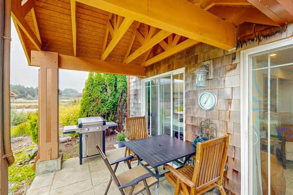 Beautiful lake view home with hot tub kayaks and bike two blocks to beach