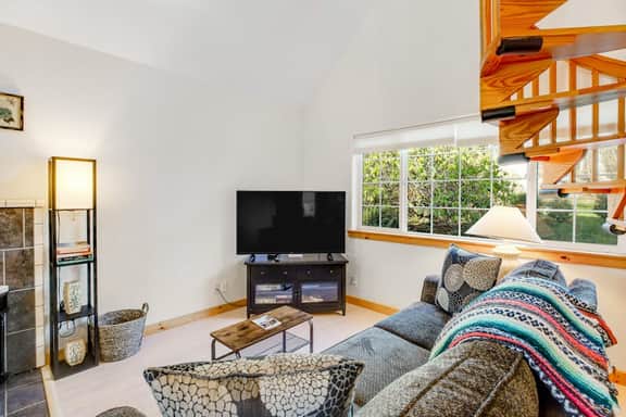 Two story getaway with a washer dryer central AC and WiFi dogs welcome