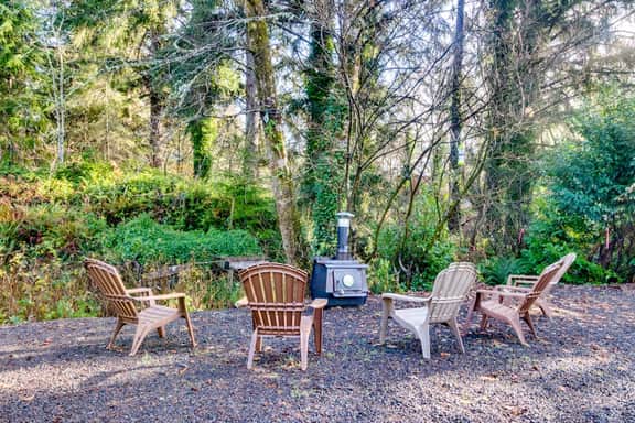 Cozy cabin with fireplace and WiFi fishing and boats welcome dog friendly