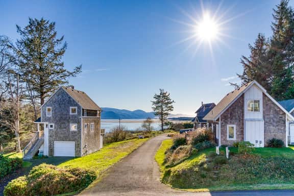 Spacious Homey Dog Friendly House with Fireplace and Beach and Ocean Views