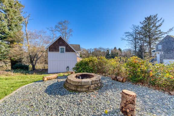 Spacious Homey Dog Friendly House with Fireplace and Beach and Ocean Views