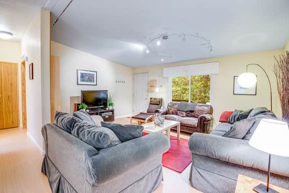 Dog friendly home with deck grill firepit washer dryer and WiFi walk to beach
