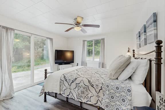 Spacious dog friendly home with ocean views full kitchen washer and dryer