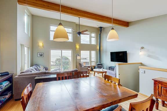 Luxurious Dog Friendly Home with Ocean Views Beach Access and Free WiFi